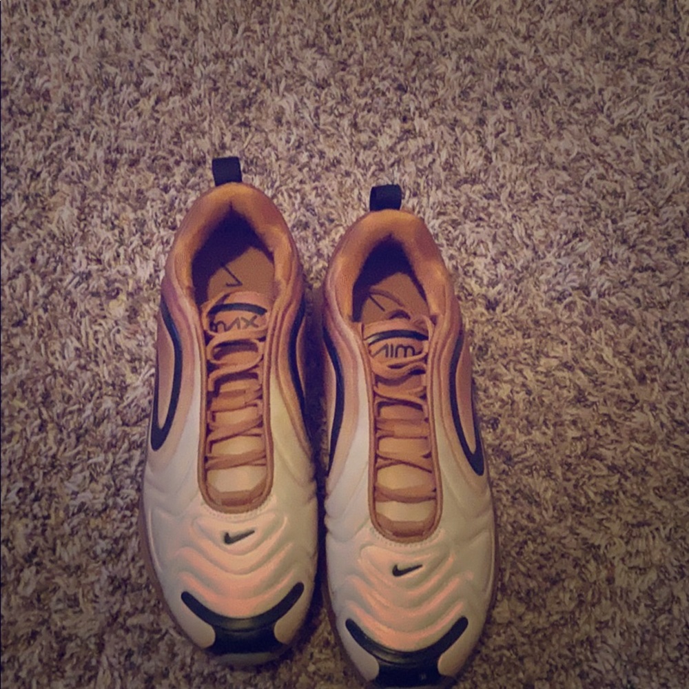 Gold air max 720